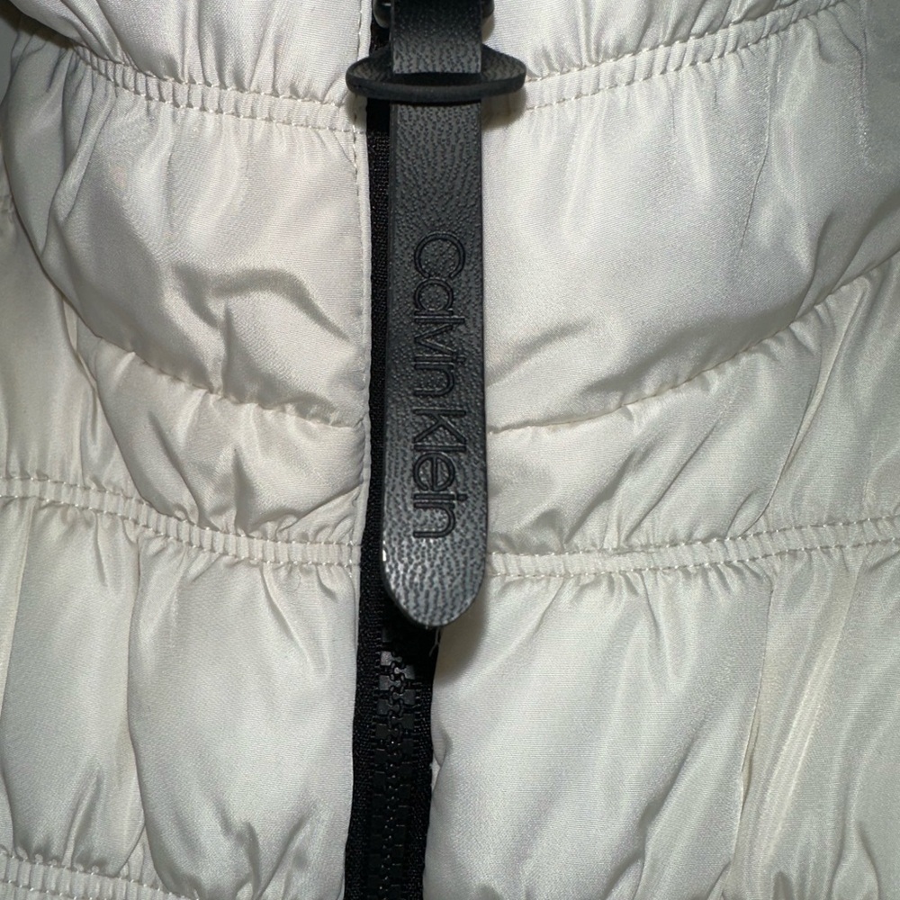 Women's White Quilted Vest - Picture 4 of 9